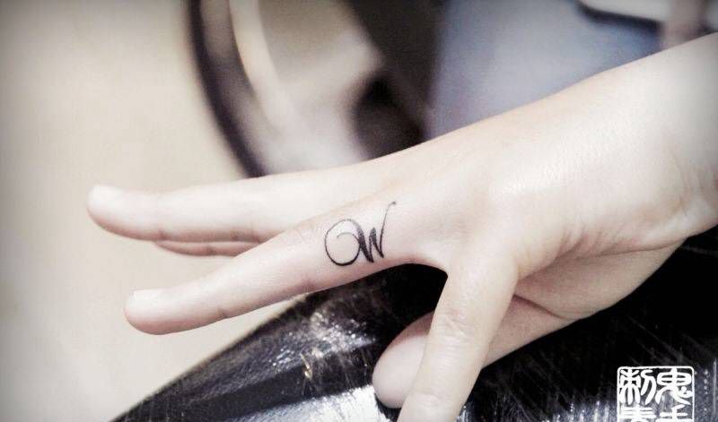 手指字母纹身图片_鬼手昆明成品字符纹身图案
