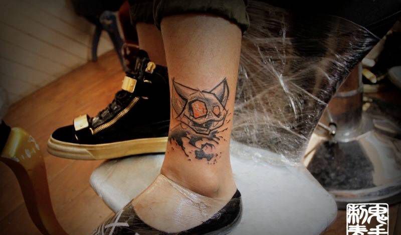脚踝school蝙蝠纹身图片_鬼手昆明成品欧美腿部动物纹身图案