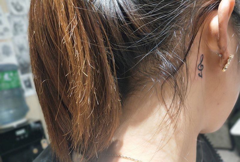 小清新 音符纹身图片_颈部老传统纹身图案