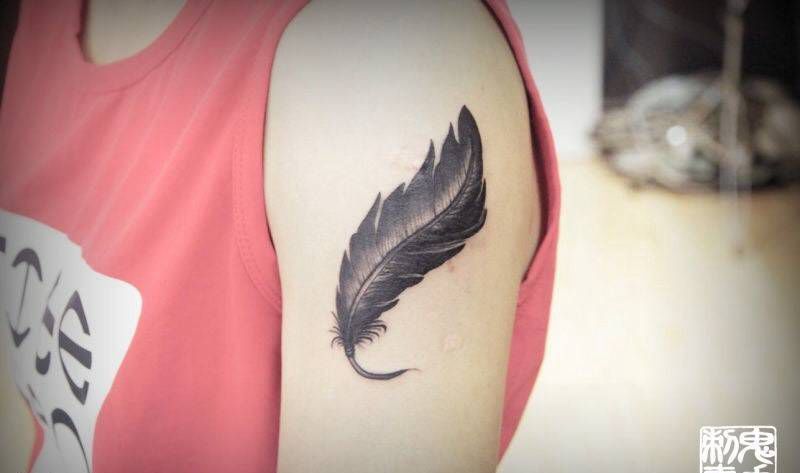 大臂羽毛纹身图片_鬼手昆明纹身图案