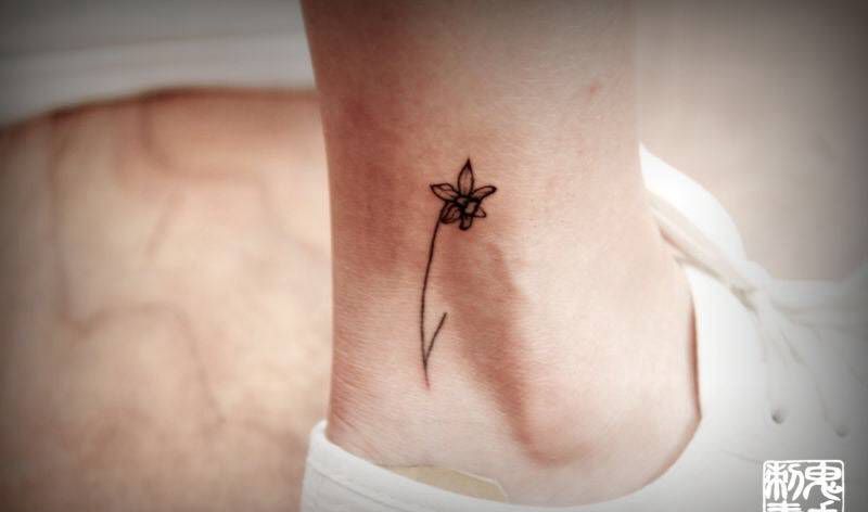 脚踝小花纹身图片_鬼手昆明成品纹身图案