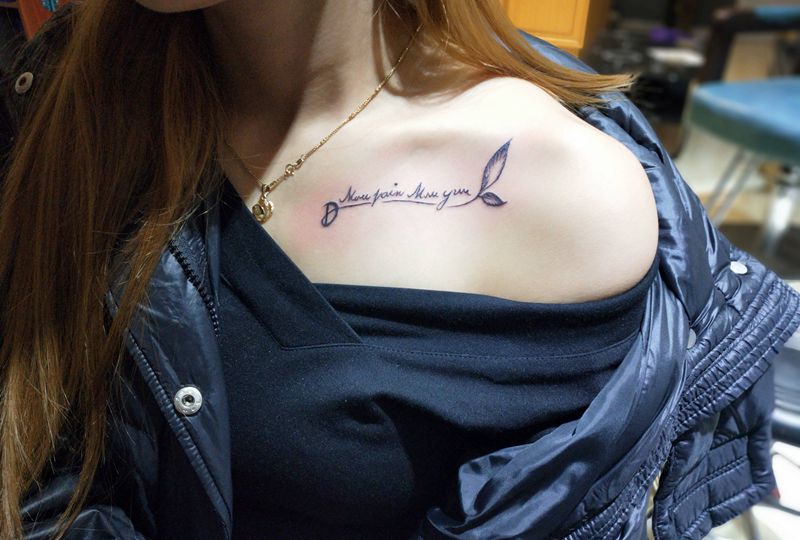 小清新纹身图片_胸部肩部纹身图案