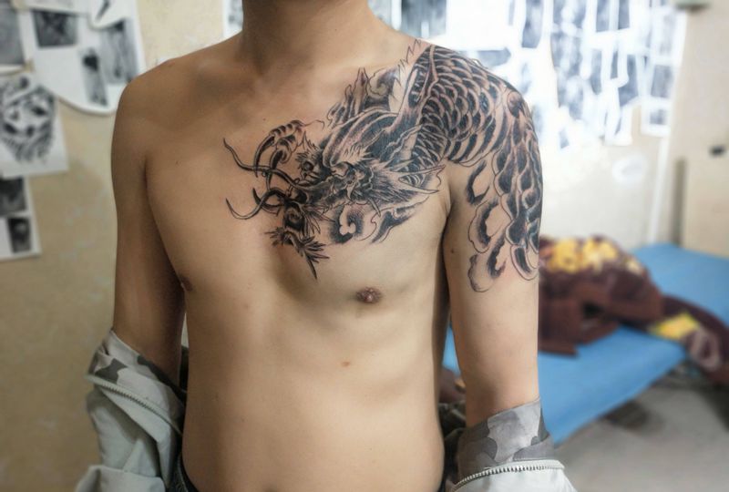 过肩龙  上色纹身图片_背部肩部老传统纹身图案