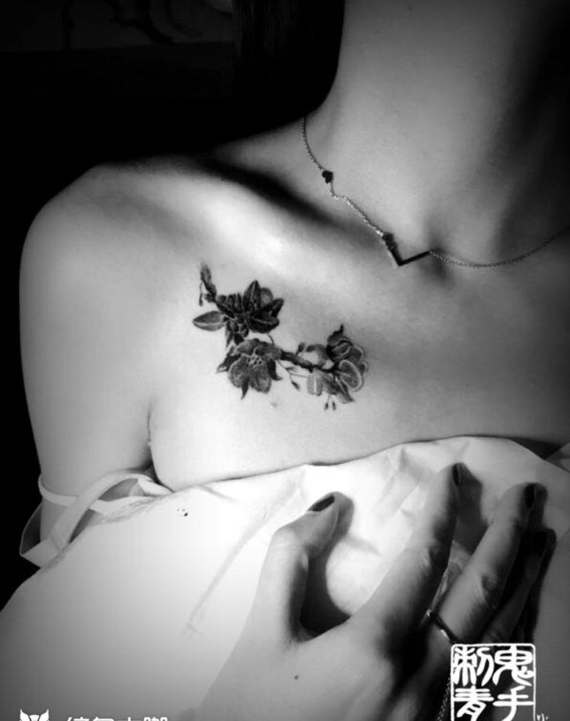 锁骨小花纹身图片_鬼手昆明成品肩部清新纹身图案