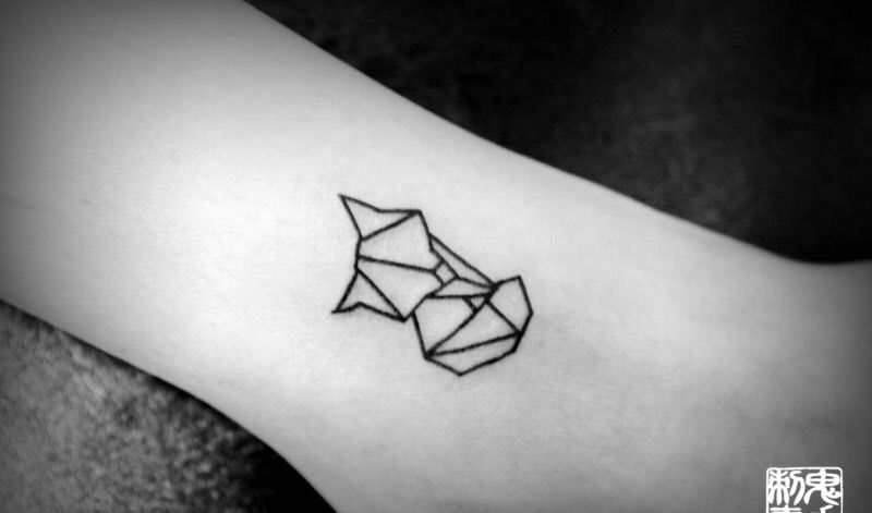 手腕狐狸纹身图片_鬼手昆明成品纹身图案