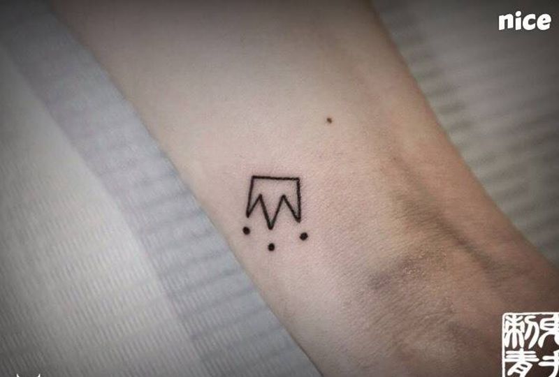 手腕皇冠纹身图片_鬼手昆明成品纹身图案