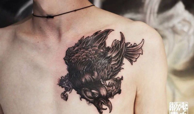 胸口乌鸦遮盖纹身图片