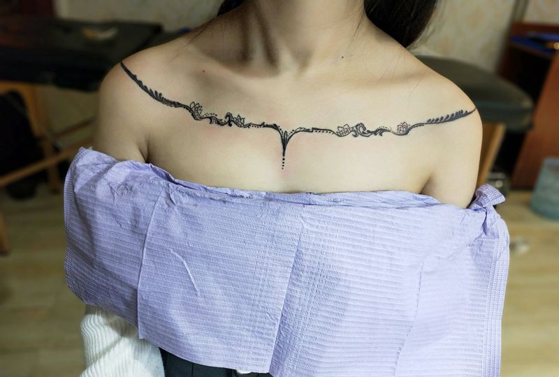 蕾丝  花胸纹身图片_肩部胸部点刺纹身图案