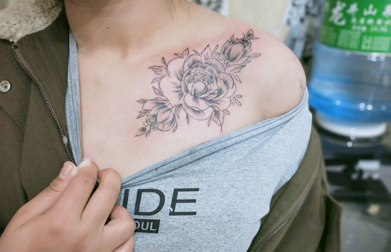 素花纹身图片_胸部纹身图案