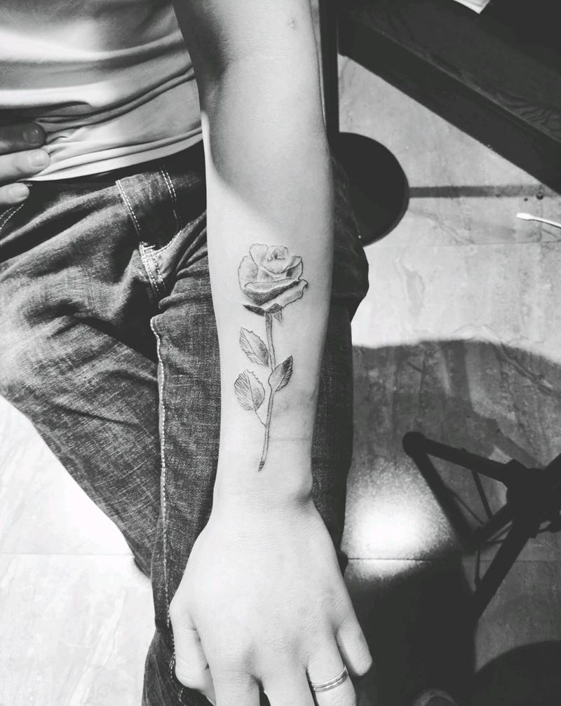 小花一朵纹身图片_手部纹身图案