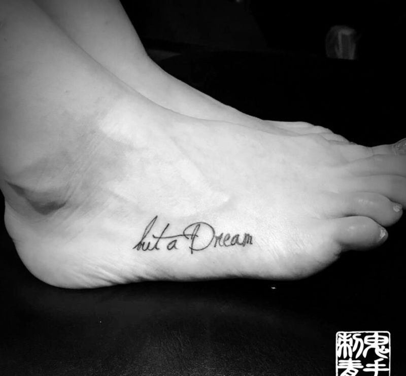 脚背英文纹身图片_鬼手昆明成品脚部字符纹身图案