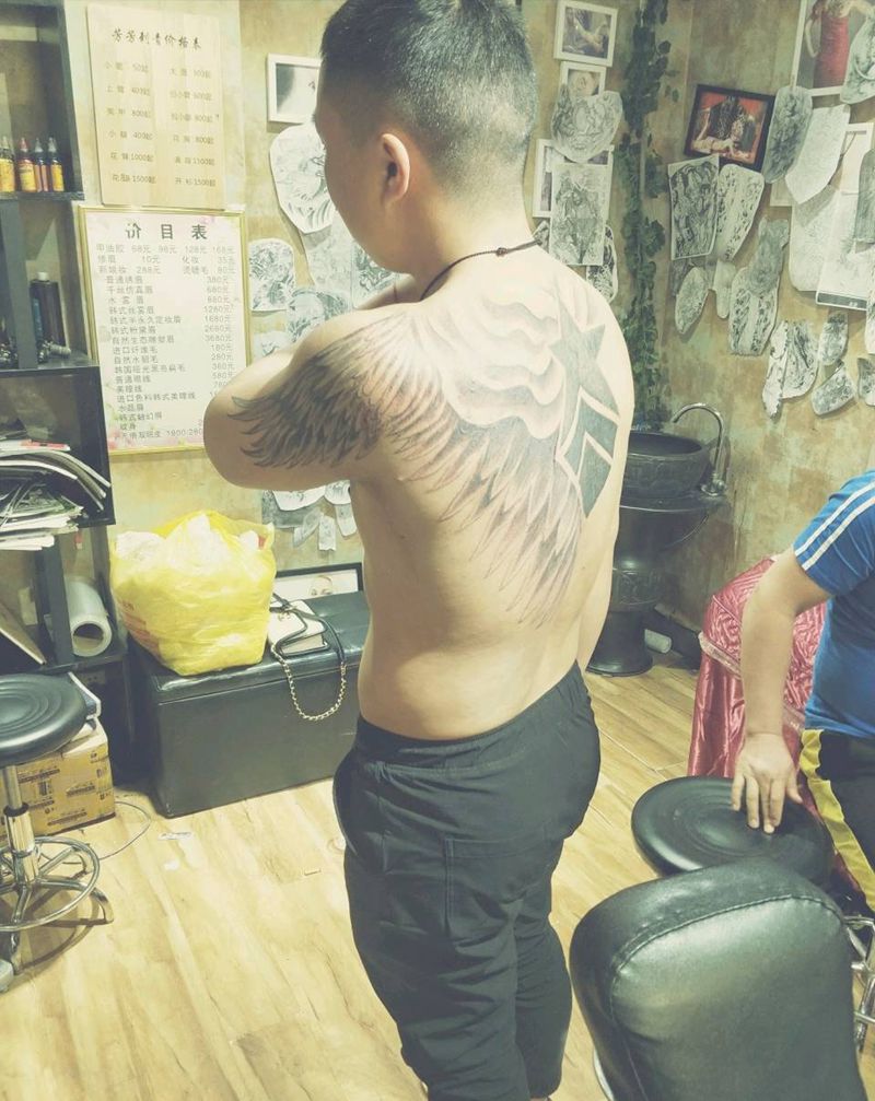 翅膀纹身图片_背部纹身图案