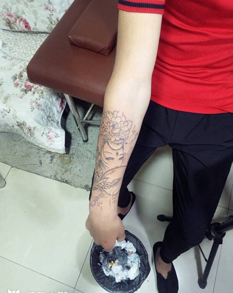 小半臂线条纹身图片