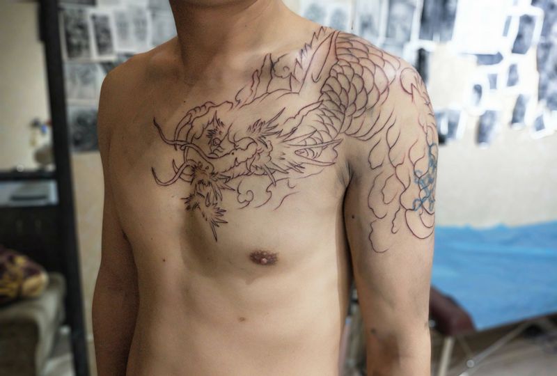 过肩龙纹身图片_胸部背部老传统纹身图案