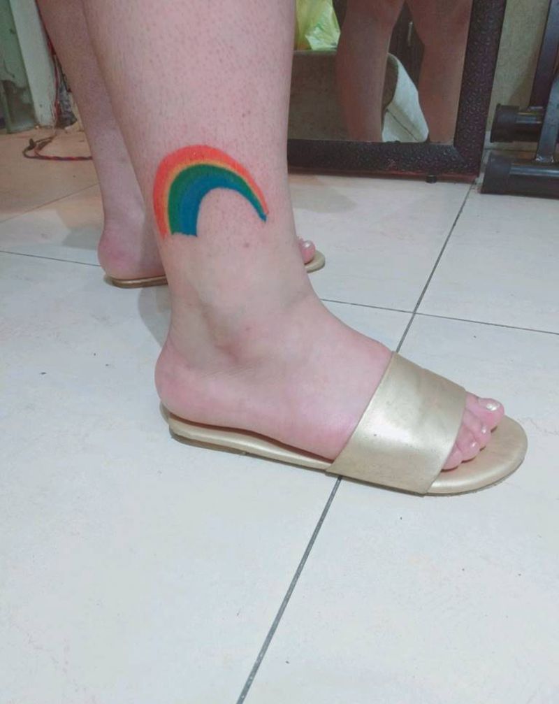 彩虹纹身图片_脚部纹身图案