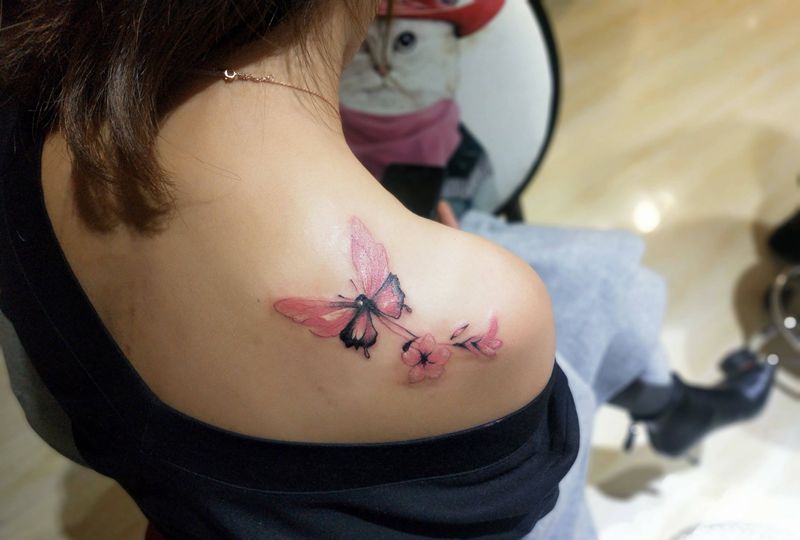 蝴蝶纹身图片_肩部水墨水彩纹身图案