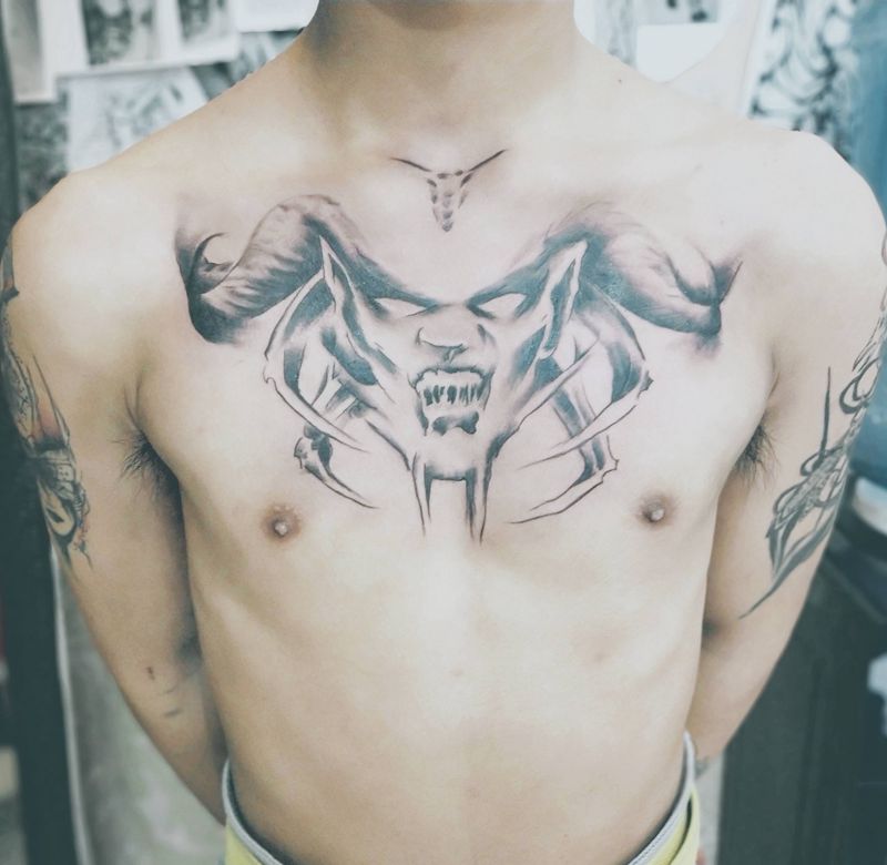 花胸纹身图片_胸部新传统纹身图案