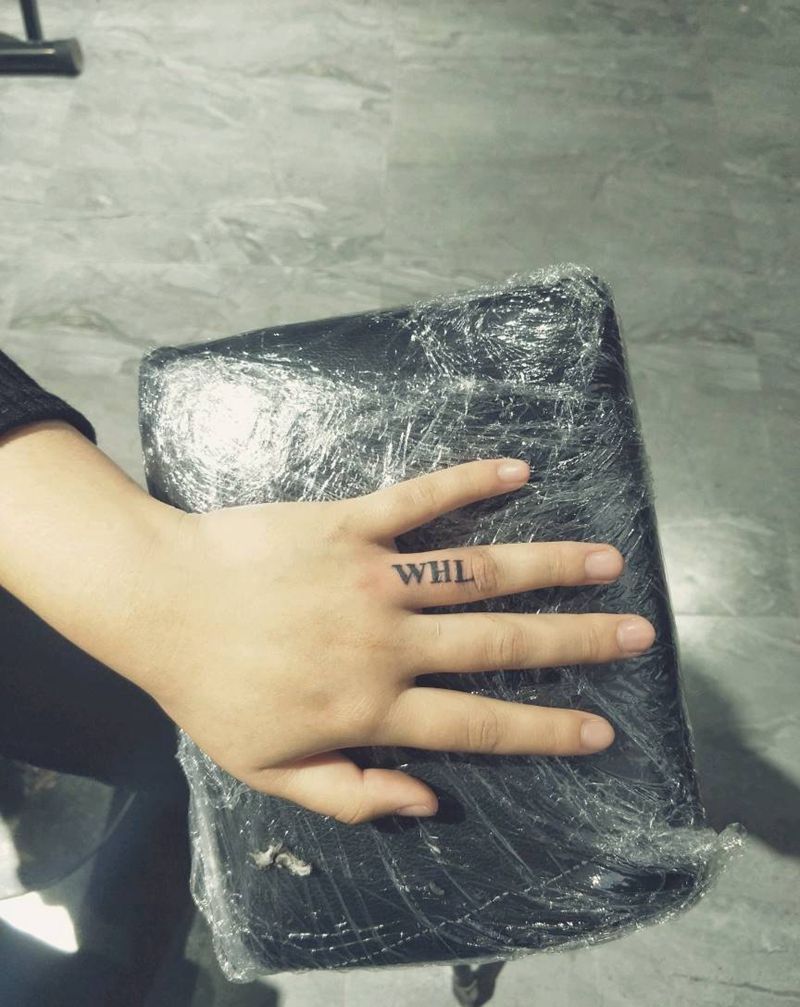 小字母纹身图片_手部纹身图案