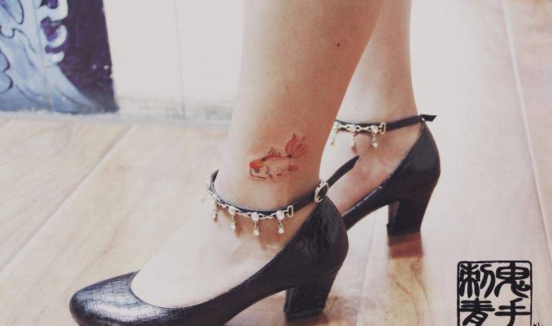 脚踝小金鱼纹身图片_鬼手成品昆明可爱脚部动物纹身图案