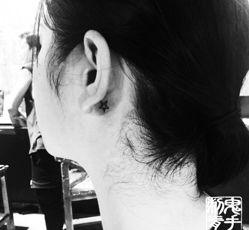 耳后五角星纹身图片_鬼手昆明成品纹身图案