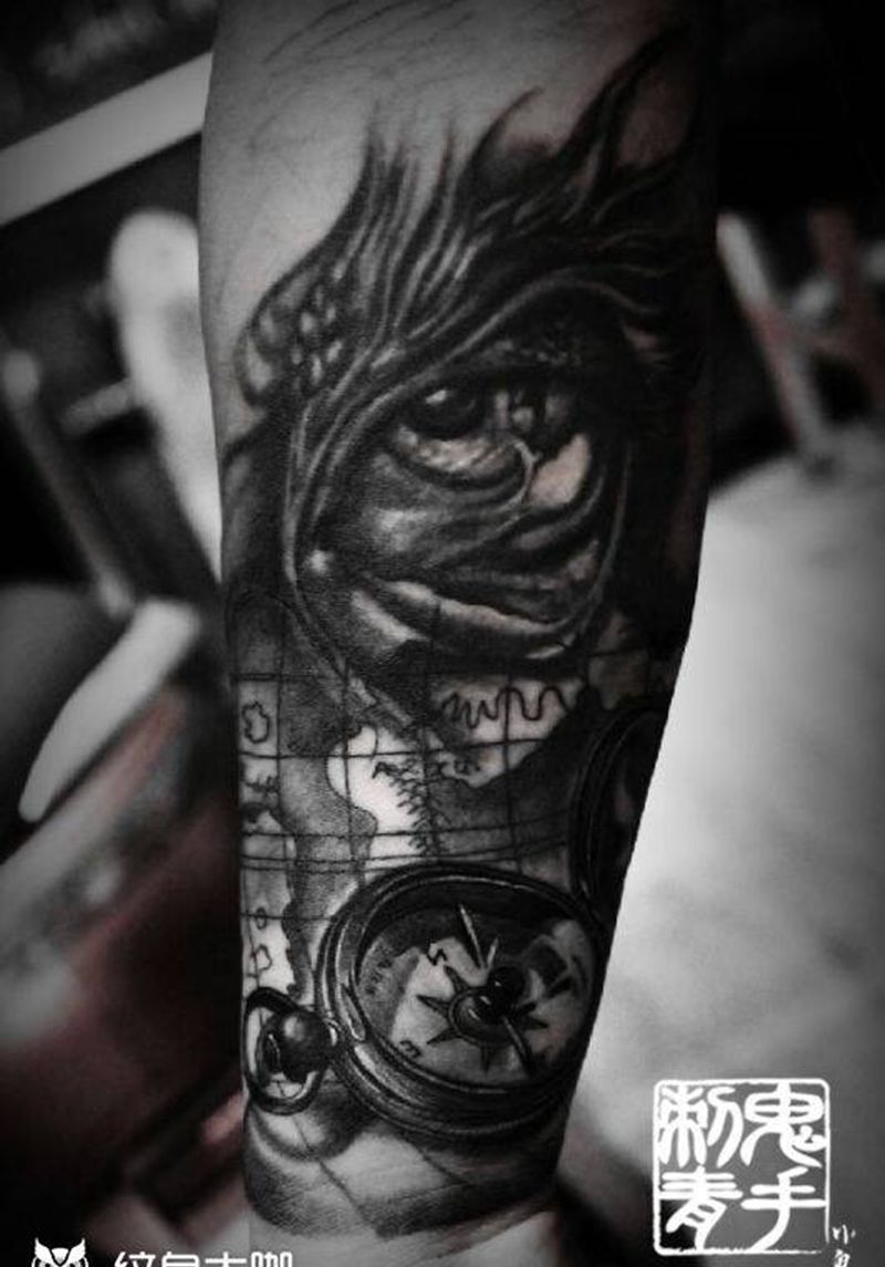 小臂素描指南针纹身图片_鬼手昆明成品欧美手臂纹身图案