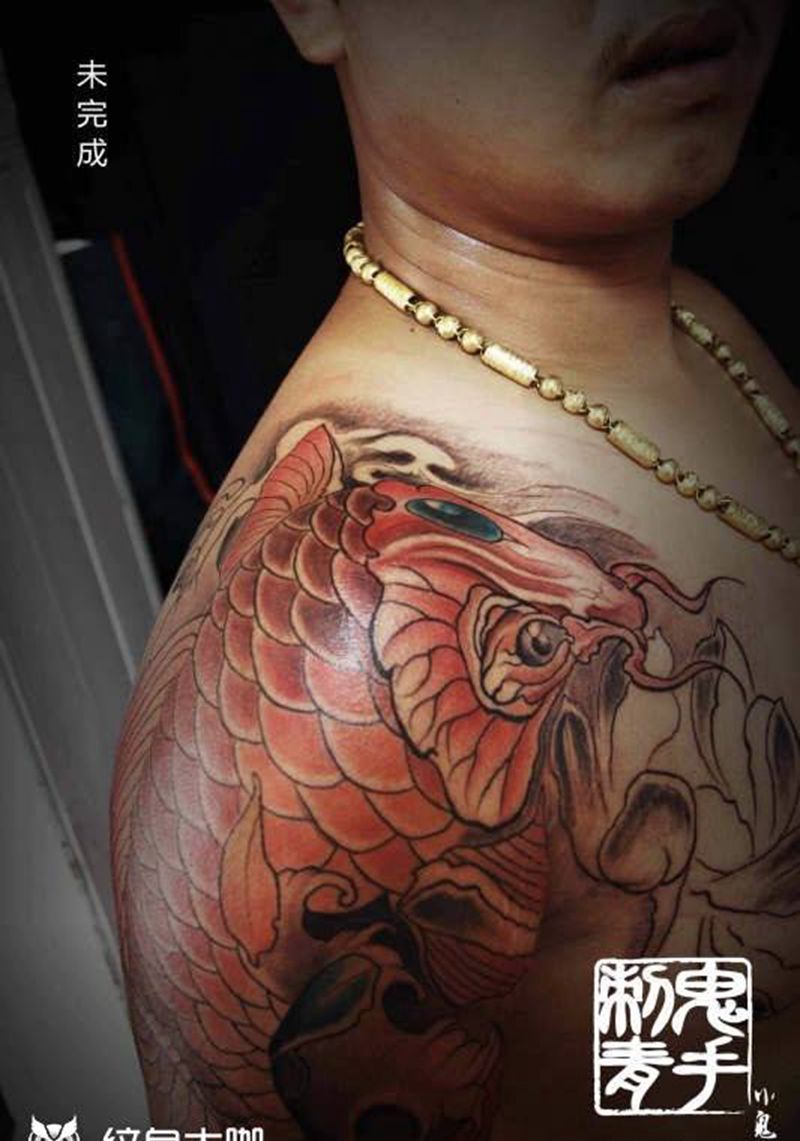 大臂鲤鱼纹身图片_鬼手昆明成品动物手臂传统纹身图案