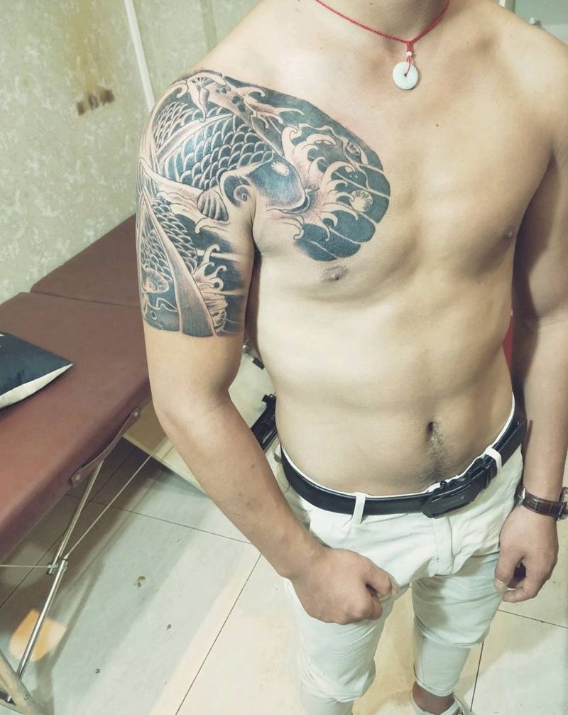 半甲纹身图片_胸部肩部老传统纹身图案