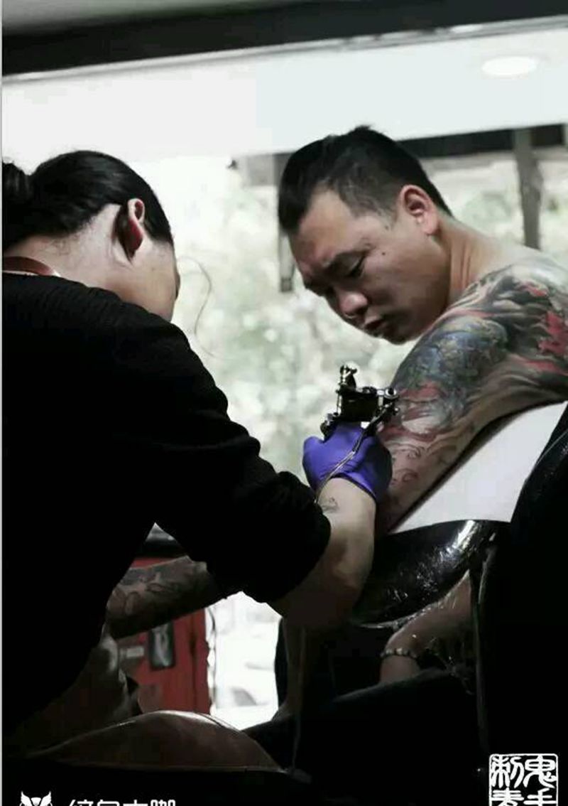 店内工作照纹身图片_鬼手昆明纹身图案