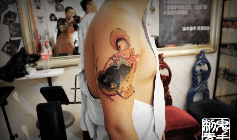大臂鲶鱼纹身图片_鬼手昆明成品手臂传统动物纹身图案