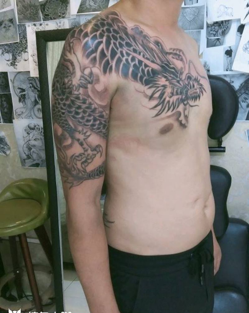 修饰纹身图片_肩部胸部老传统纹身图案