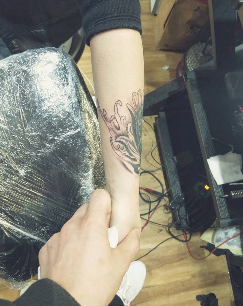 遮盖  手臂眼睛纹身图片_手部欧美写实纹身图案