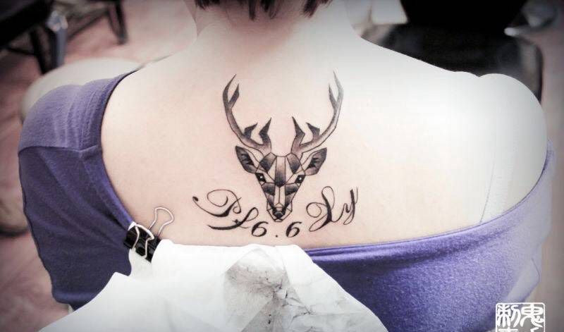 后背鹿头纹身图片_鬼手昆明成品背部几何动物纹身图案