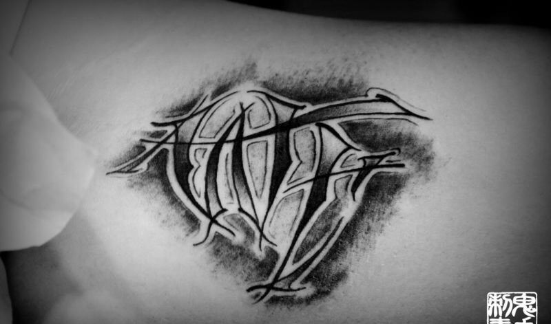 大臂奇卡诺纹身图片_鬼手昆明字符成品纹身图案