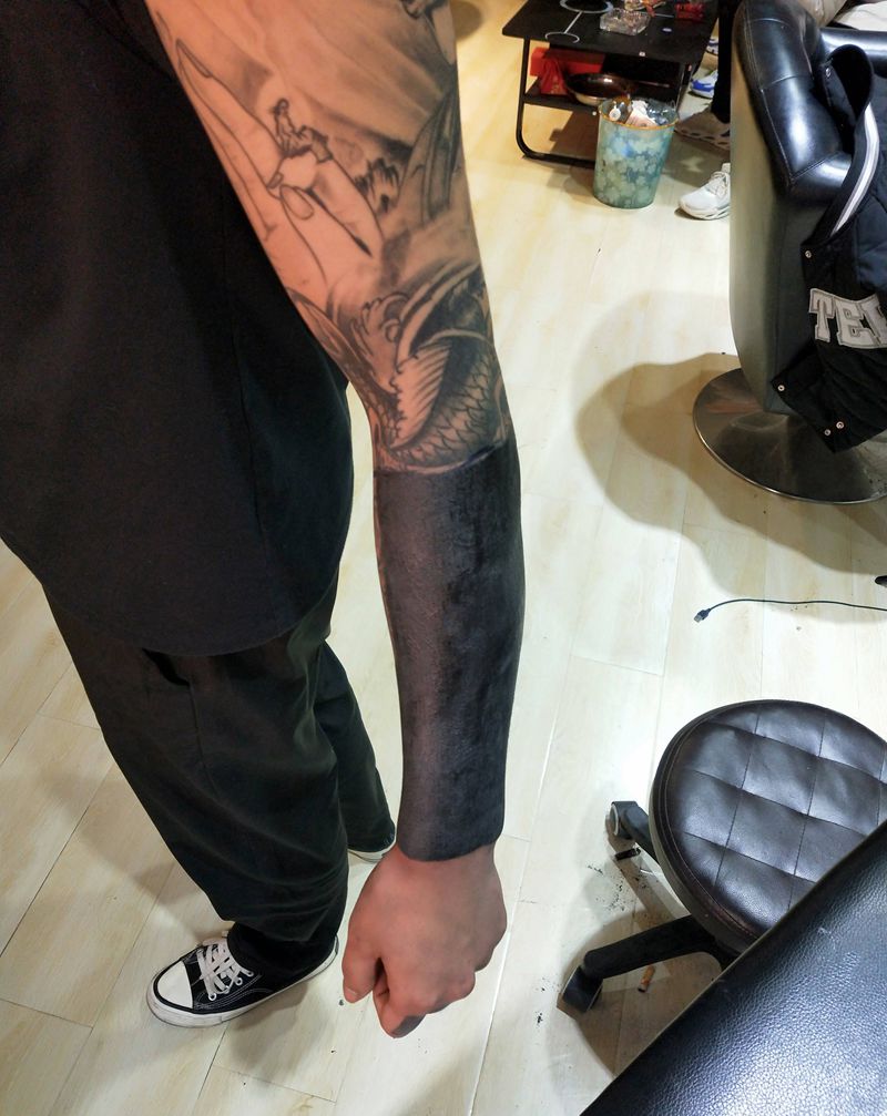 黑臂 遮盖中纹身图片_手臂老传统纹身图案