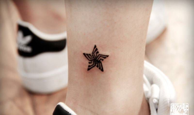 脚踝五角星纹身图片_鬼手昆明成品几何脚部纹身图案
