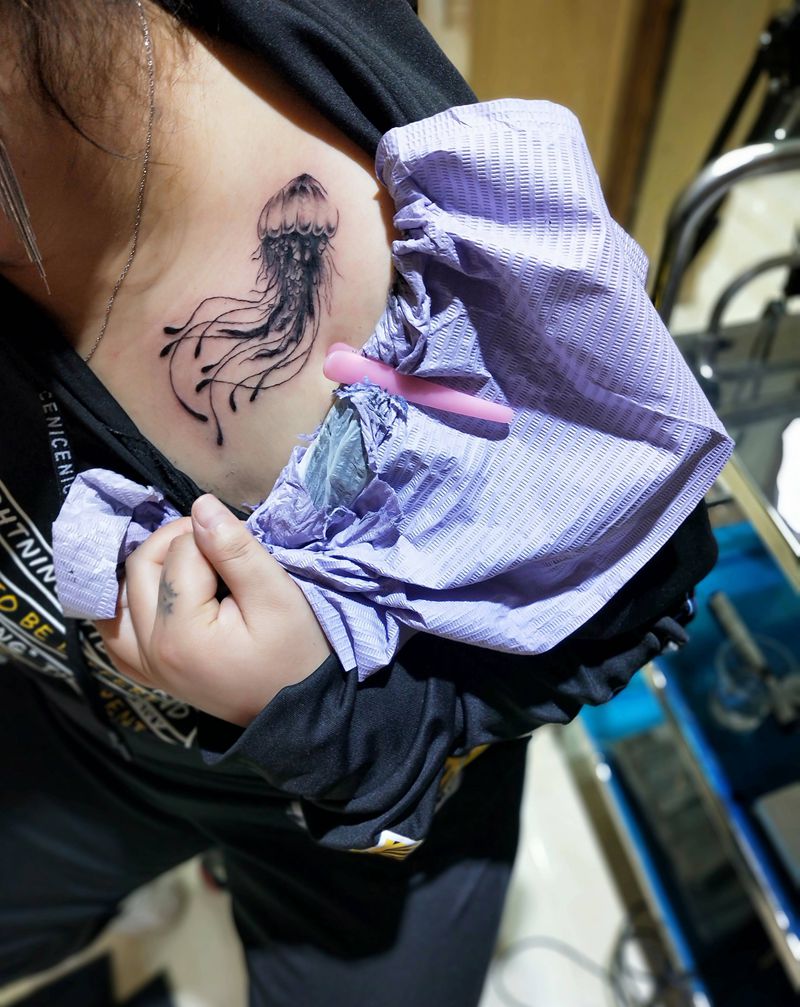 水母纹身图片_胸部肩部纹身图案