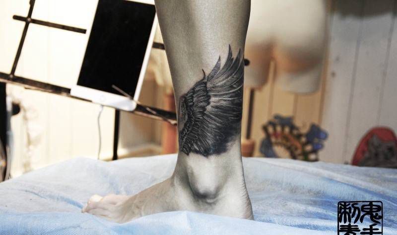 脚踝翅膀纹身图片_鬼手昆明成品脚部欧美纹身图案