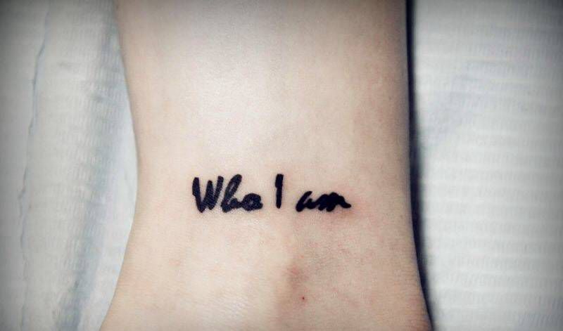 脚踝字母纹身图片_鬼手昆明纹身图案