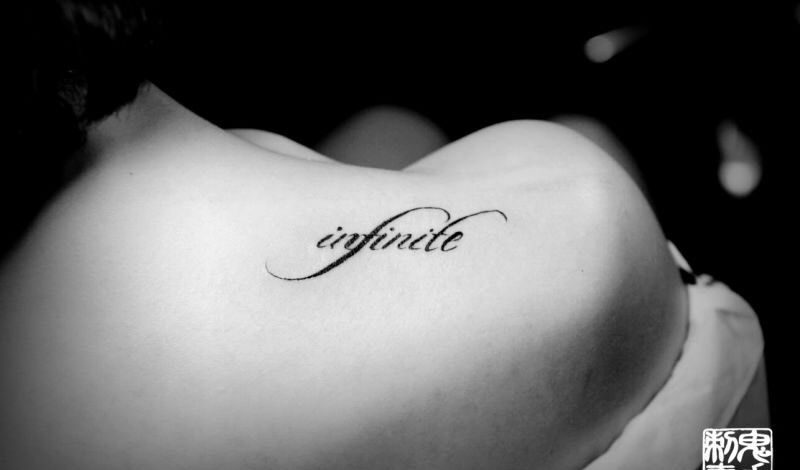 肩膀字母纹身图片_鬼手昆明纹身图案