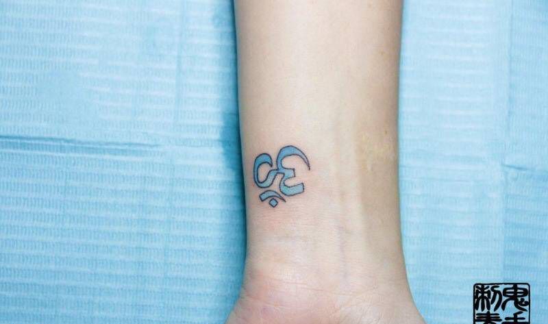 手腕梵文纹身图片_可爱清新昆明鬼手成品手部字符纹身图案