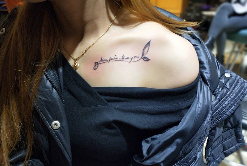 小清新纹身图片_胸部肩部纹身图案