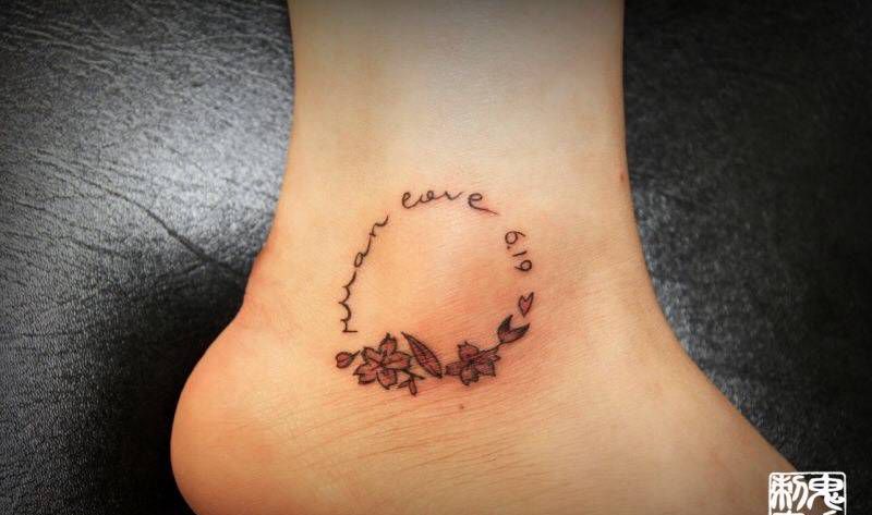 锁骨花环纹身图片_鬼手昆明清新成品纹身图案