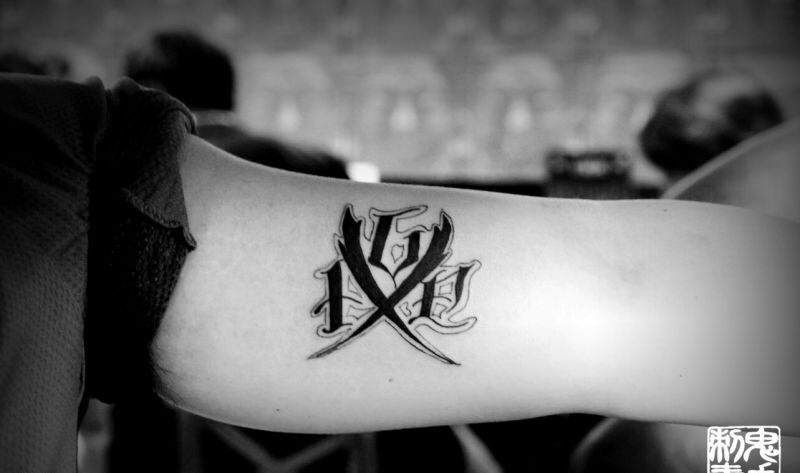 大臂奇卡诺字母纹身图片_鬼手昆明成品字符纹身图案