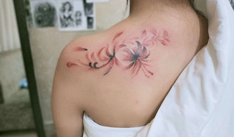 彼岸花纹身图片_背部水墨纹身图案