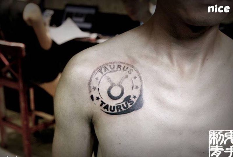 胸口星座纹身图片_鬼手昆明成品胸部纹身图案