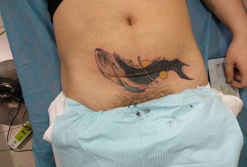 鲸纹身图片_腹部纹身图案