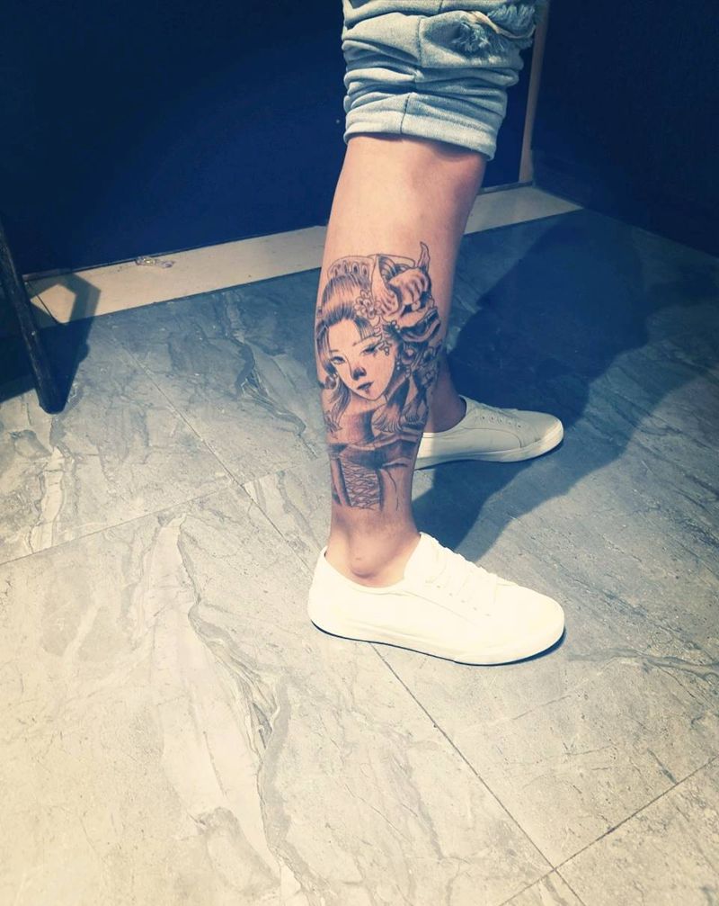 小腿艺妓纹身图片_腿部新传统纹身图案