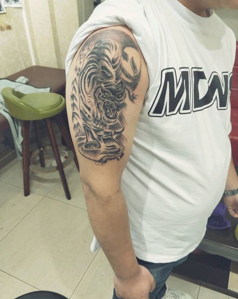 下山虎纹身图片_手臂老传统纹身图案