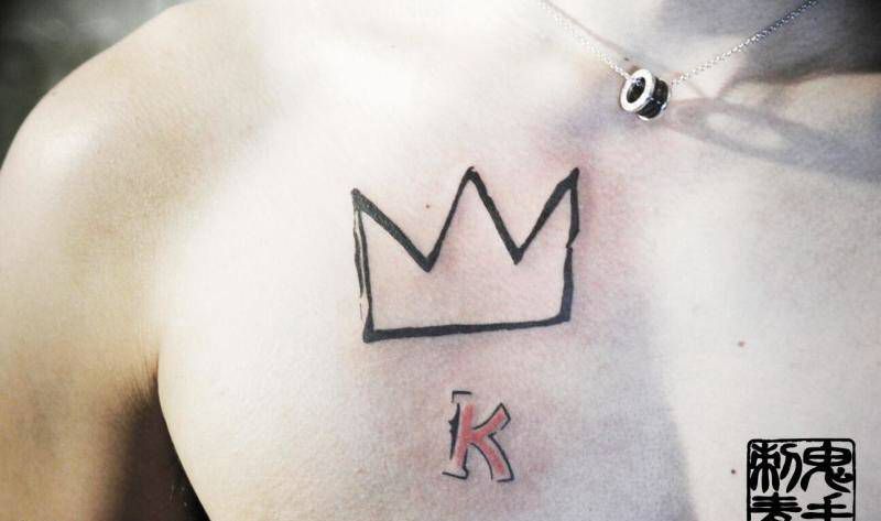 胸口皇冠纹身图片_鬼手成品昆明几何纹身图案
