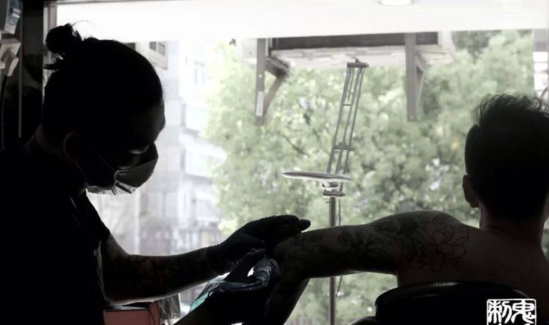 昆明鬼手纹身小鬼店作品欣赏纹身图片_成品胸部腰部腹部臀部腿部写实欧美原创情侣纹身图案